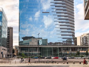 Melchiorre Gioia caddesinde cam ve çelik bina. Milano 'nun merkezinde bulunan cam gökdelen Torre Gioia 22 (Gioia Kulesi 22). Gökyüzü cam bir cephede yansıyor