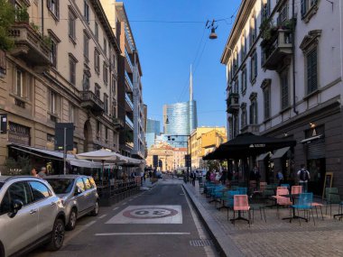 Milan, İtalya. Corso Como, Milan, İtalya arka planda Garibaldi Kuleleri ile gökdelen. Isola bölgesi, Garibaldi bölgesi, Porta Nuova bölgesi.