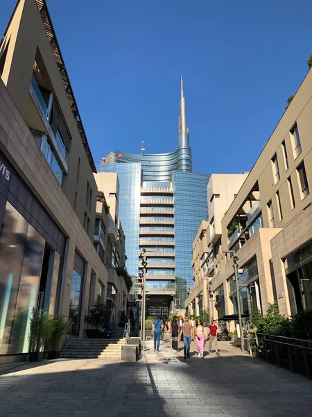 Milan, İtalya. Corso Como, Milan, İtalya arka planda Garibaldi Kuleleri ile gökdelen. Isola bölgesi, Garibaldi bölgesi, Porta Nuova bölgesi.