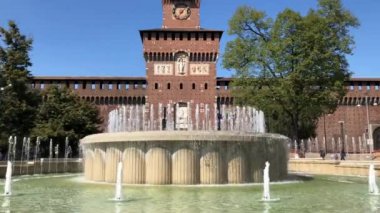 Milan, İtalya. Milano 'daki Sforza Kalesi (Castello Sforzesco). Piazza Castello 'daki Sforza Kalesi ve Filarete Kulesi' nin (Torre del Filarete) önündeki çeşme
