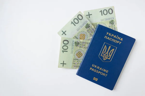 Ucrânia passaporte biométrico com pagamento do Estado polonês a refugiados da Ucrânia - 300 PLN. Apoio aos ucranianos. — Fotografia de Stock