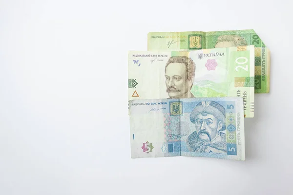 Nação ucraniana hryvnias dinheiro em fundo branco. Poupa dinheiro para a imigração. Parar a guerra na Ucrânia. — Fotografia de Stock