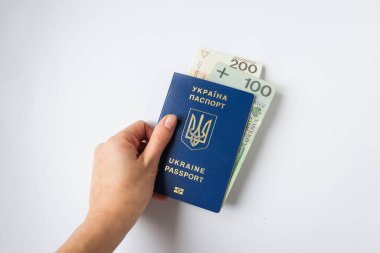 Ukrayna biyometrik pasaportu, Polonya devletinden Ukraynalı mültecilere yapılan ödemelerle kadının elinde. 300 PLN..