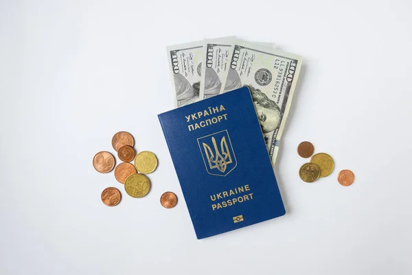 Ucraina passaporto biometrico con 300 dollari e monete per l'immigrazione. A causa della guerra e dell'aggressione russa. — Foto Stock