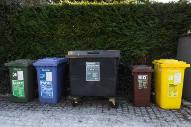 Avrupa bölgesinde ayrımcılık ve farklı atıkların geri dönüşümü için belediye çöp konteynerleri. Çevre dostu kavram.
