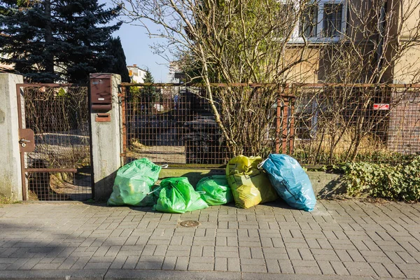 Ομάδα από διάφορα χρώματα σακούλες για τη διαλογή σκουπίδια στην οδό Ευρώπη. Για πλαστικά, χαρτί, μέταλλα και οργανικά απόβλητα. — Φωτογραφία Αρχείου