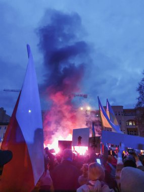 Poznan, Polonya - 26 Şubat 2022: İnsanlar pankart ve bayrak taşıyor. Ukrayna mitingine katılın. Duman ve protesto ateşi