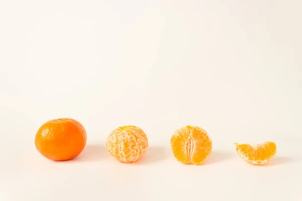 Sbírka citrusů. Celé neloupané mandarinky pomerančové ovoce a loupané kousky a plátky izolované na bílém pozadí. — Stock fotografie