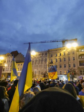 Poznan, Polonya - 26 Şubat 2022: Kalbinde UKRAINE pankartları ve bayrakları olan insanlar. Polonya mitinginde destek.