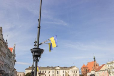 Polonya 'nın Avrupa kentinin merkez meydanında Ukrayna bayrakları. Savaşta Ukrayna 'ya destek ve dayanışma.