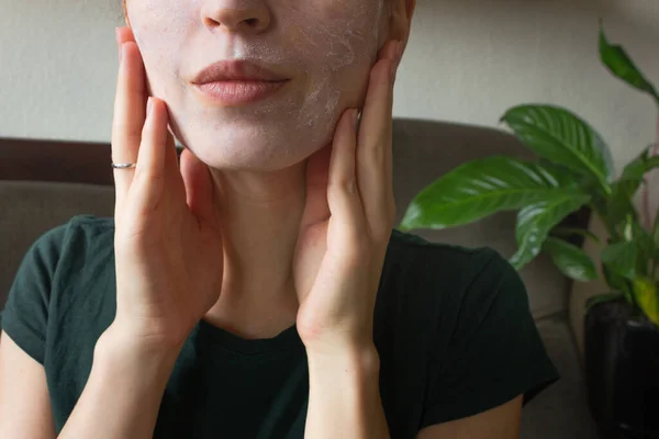 Połowa twarzy kobiety w glinianej masce kosmetycznej. Używam maski w domu. Koncepcja pielęgnacji twarzy. — Zdjęcie stockowe