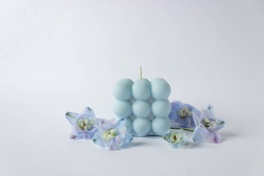 Doğal soya mumundan yapılmış güzel bir mum. Pastel mavi renkli, mavi çiçekli bir balon küpü şeklinde..