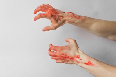 Kanlı adam elleri beyaz arka planda soyutlanmış. Bir katilin ve tecavüzcünün elleri. Cadılar Bayramı konsepti.