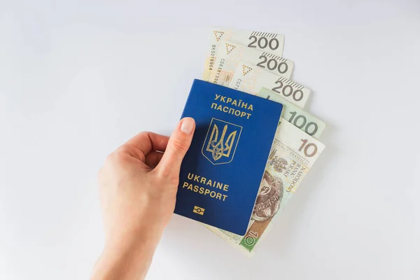 Kobieca Ręka Posiada Ukraiński Paszport Biometryczny Płatnością Onz Uchodźcom Ukrainy — Zdjęcie stockowe