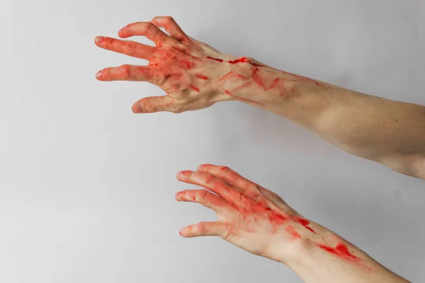 Kanlı adam elleri beyaz arka planda soyutlanmış. Bir katilin ve tecavüzcünün elleri. Cadılar Bayramı konsepti. — Stok fotoğraf