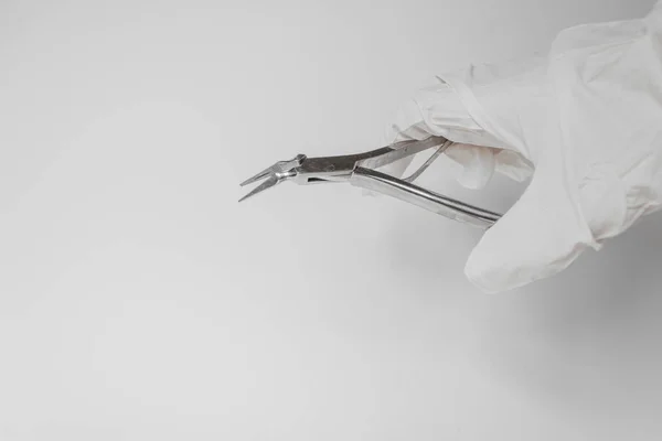 Человеческая Рука Белой Перчатке Держит Щипцы Удаления Корня Зуба Белый — стоковое фото