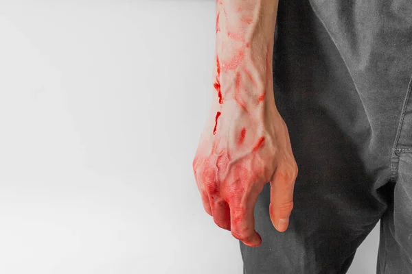 Людина Чорних Штанах Кривавою Рукою Ізольована Білому Тлі Руки Вбивці — стокове фото