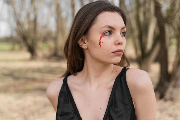 Портрет Молодої Кавказької Жінки Плачучи Українську Жінку Кривавими Слізьми Дивлячись — стокове фото