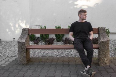 Altın arpa ve mısır çiçekleriyle dolu kırmızı gelincik çiçeklerinin üzerinde yaz günbatımı manzarası. Kırmızı çiçekler kanlı bir toprak gözyaşı gibi görünüyor. Kyiv şehri yakınlarındaki Ukrayna sahasında..