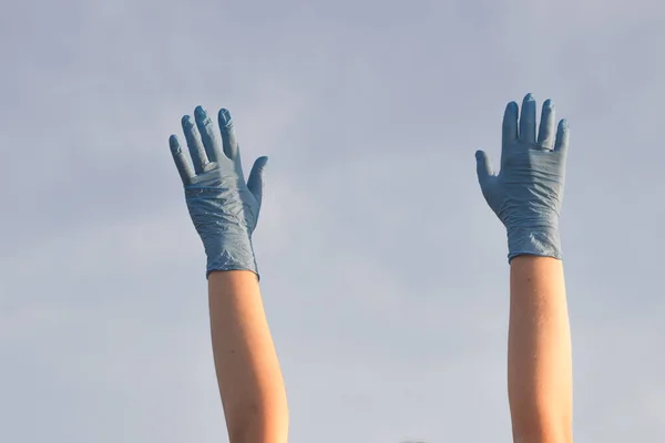 Руки Доктора Сині Медичні Хірургічні Рукавички Чистого Неба Жінка Тримає — стокове фото