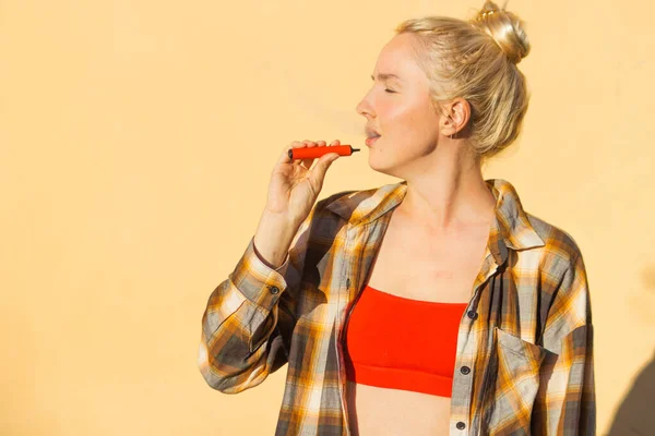 Mulher Europeia Loira Atraente Topo Cultura Vermelha Fumando Tabacco Vermelho — Fotografia de Stock