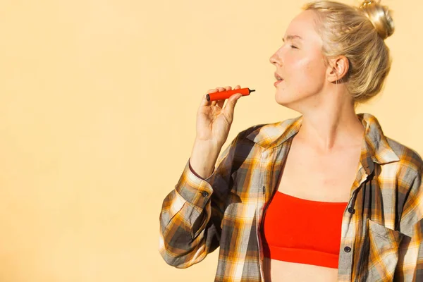Mulher Europeia Loira Atraente Topo Cultura Vermelha Fumando Tabacco Vermelho — Fotografia de Stock