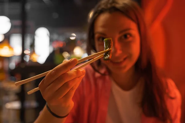 Primer Plano Espárragos Picantes Palos Mujer Joven Sonriente Comiendo Plato —  Fotos de Stock