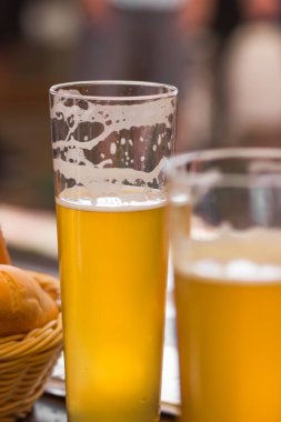 Czech bira fabrikasındaki piknik masasında köpüklü bir bardak light bira. Alkolik adamlar mayayla mayalanmış şerbetçiotu aromalı içecekler içerler. Hafta sonu arkadaşlarla toplantı. Oktoberfest kavramı.