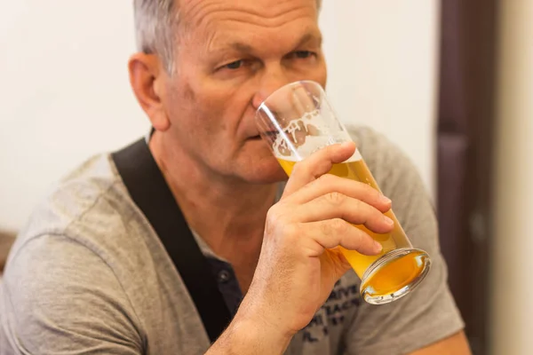 Caucasian Senior Man Gray Hair Gray Shirt Holding Drinking Glass — Fotografia de Stock