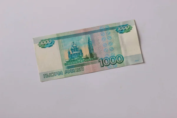 ロシアのお金 紙幣は白い背景に隔離された1000ルーブルの価値があります ロシアのルーブルの秋と切り下げ テロ国家としてのロシアの世界経済制裁 — ストック写真