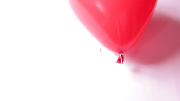 Globo Volador Rojo Forma Corazón Una Cuerda Mueve Arriba Hacia — Vídeos de Stock