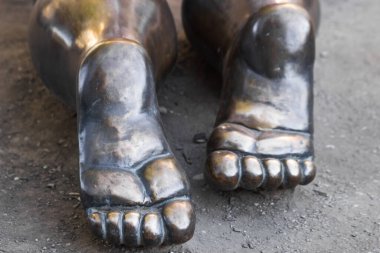 Prag, Çek Cumhuriyeti - 23 Haziran 2022: Prag 'daki Kampa Park Müzesinde Çek sanatçı David Cerny' nin ünlü heykel devi Sürünen Bebekler. Kocaman bir bebek heykelinin bronz ayakları. Yakın plan..