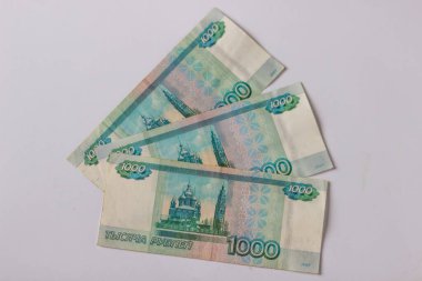Rus parası beyaz arka planda izole edilmiş üç bin ruble. Rus rublesinin düşüşü ve devalüasyonu, kriz. Dünya ekonomik yaptırımları Rusya için, çünkü o bir terör devleti. Savaşı durdurun..