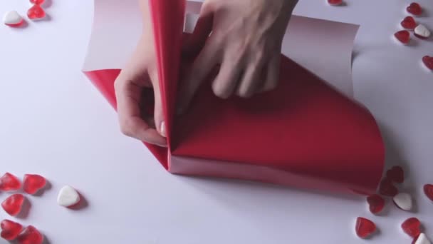 Las Manos Las Mujeres Que Envuelven Caja Regalo Papel Rojo — Vídeos de Stock