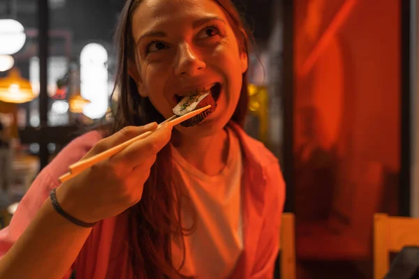 Portrait Smiling Brunette Woman Eating Sushi Rolls Chopsticks Enjoying Taste — Fotografia de Stock