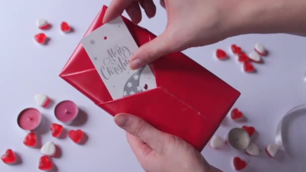 Genç Kadın Arkadaşları Akrabaları Için Noel Hediyesi Paketliyor Kırmızı Kağıda — Stok video