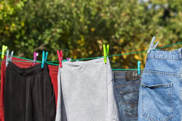 Saubere Wäsche Hängt Und Trocknet Draußen Einem Seil Mit Bunten — Stockfoto