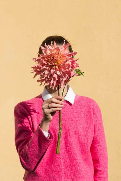 Mujer Joven Con Camisa Rosa Cubre Cara Con Una Hermosa —  Fotos de Stock
