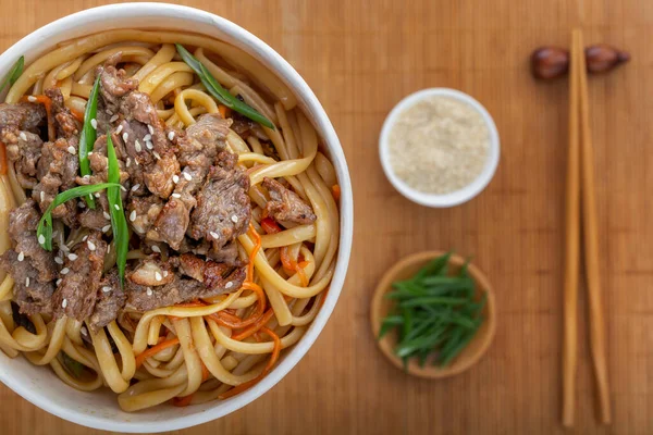 Nudeln Mit Fleisch Pfeffer Kräutern Und Sesam Einem Papierteller Auf — Stockfoto