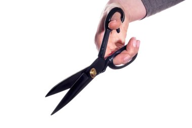 Beyaz arka planda bir kadının elinde terzi makası. Yakın plan. Boşluğu kopyala