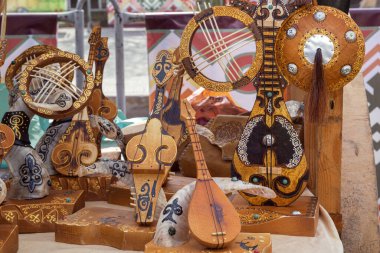 Kazak ulusal el yapımı at kılı telli müzik aletleri güneşli bir günde bir sokak tezgahında satılır. El yapımı.