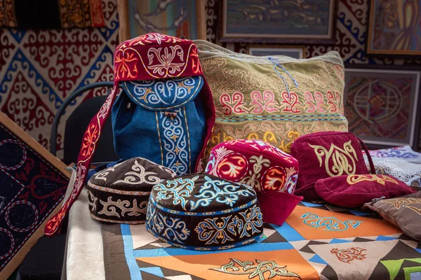 Çok renkli bir keçeden geleneksel Asya başlıkları işlemeli renkli ulusal süs ipliği. El yapımı.