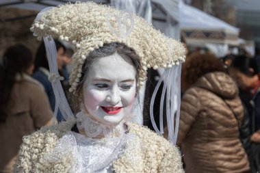 Almaty, Kazakistan - 21 Mart 2022. Süslü elbiseli güzel kız bir sokak tiyatrosuna katılıyor. Portre. Yakın plan.