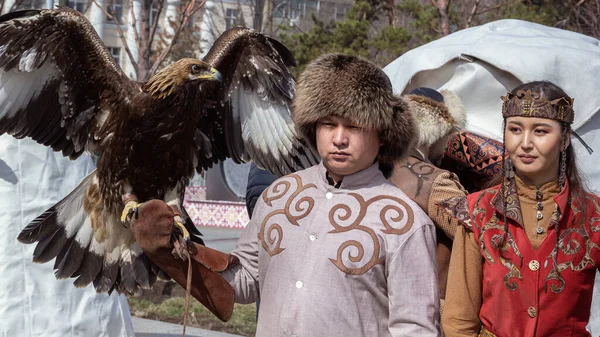 Almaty Kazakstan Mars 2022 Berkutchi Jägare Med Fågel Håller Falk — Stockfoto