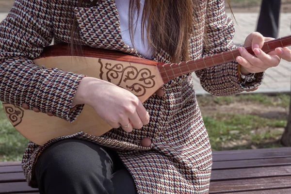 Девушка Уличный Музыкант Играет Музыкальном Инструменте Домбра — стоковое фото
