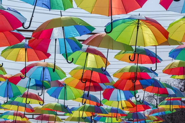 Paraguas Multicolores Sobre Una Calle Peatonal Contra Cielo Día Soleado — Foto de Stock
