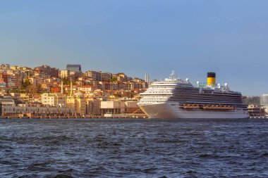 İstanbul, Türkiye - 29 Nisan 2022. İstanbul Karaköy 'ün eski ilçesindeki iskeleye demirlemiş yolcu gemisi