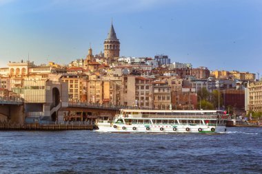 İstanbul, Türkiye - 29 Nisan 2022. İstanbul Karaköy 'ün eski ilçesindeki iskeleye demirlemiş yolcu gemisi