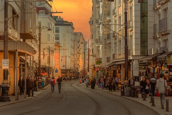 Stambuł Turcja Kwietnia 2022 Ludzie Ulicy Handlowej Starej Dzielnicy Miasta — Zdjęcie stockowe