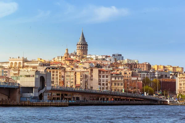 İstanbul, Türkiye - 29 Nisan 2022. Gün batımında Galata Kulesi, Galata Köprüsü ve Sultanahmet 'ten Karaköy' ün antik ilçesi manzarası